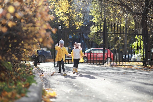 Kinderen lopen in de herfst in het herfstpark