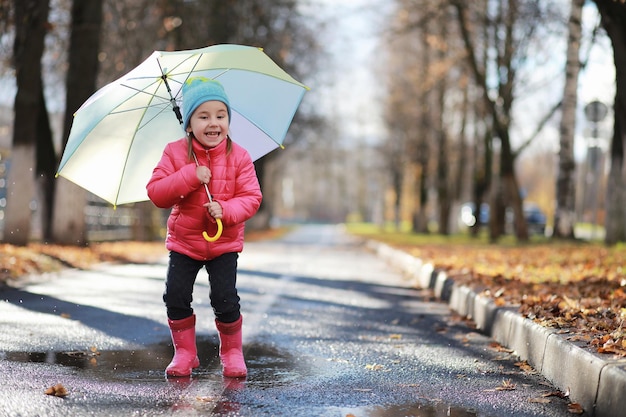 Kinderen lopen in de herfst in het herfstpark