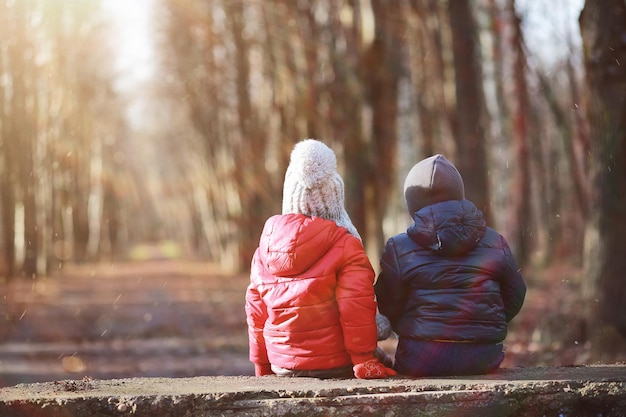 Kinderen lopen in de herfst in het herfstpark