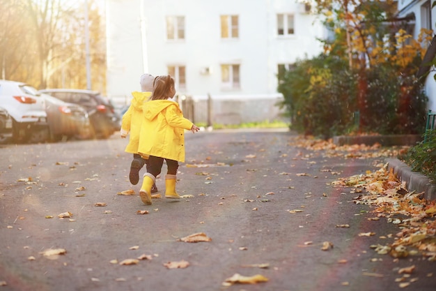 Kinderen lopen in de herfst in het herfstpark