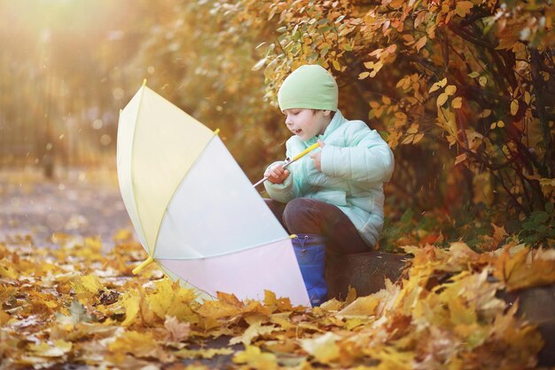 Kinderen lopen in de herfst in het herfstpark