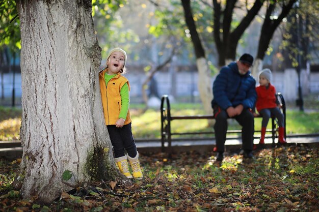 Kinderen lopen in de herfst in het herfstpark