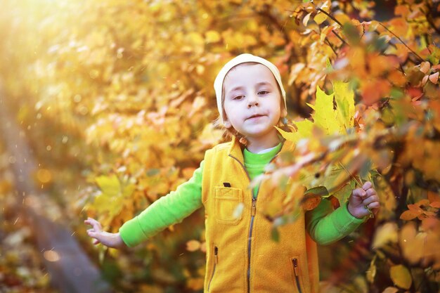 Kinderen lopen in de herfst in het herfstpark