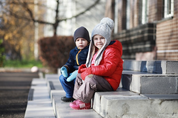 Kinderen lopen in de herfst in het herfstpark