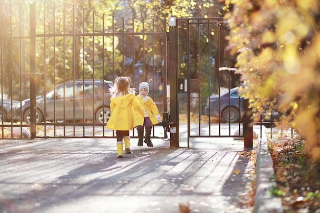 Kinderen lopen in de herfst in het herfstpark