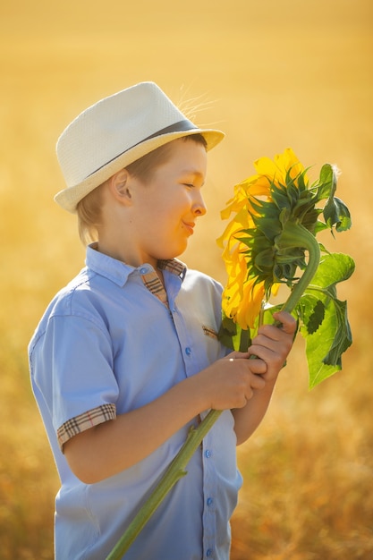 kinderen lopen in een tarweveld met wilde bloemen op een zonnige zomerdag