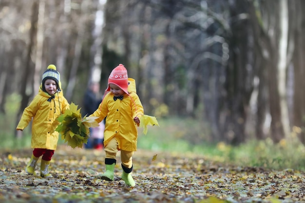 Kinderen lopen in het herfstpark