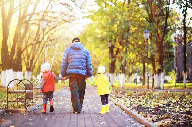 Kinderen lopen in het herfstpark