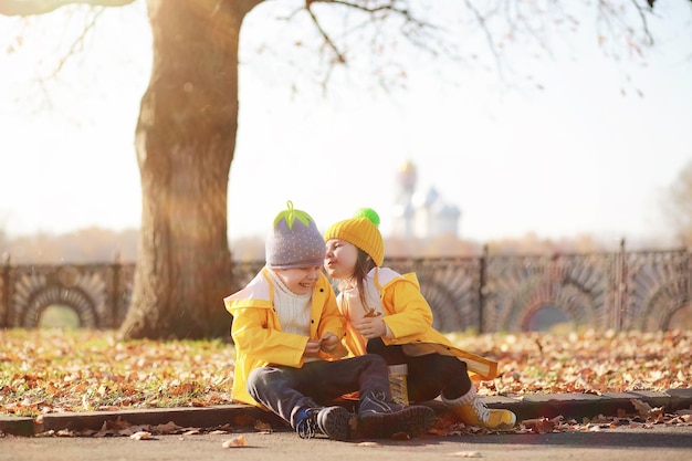 Kinderen lopen in het herfstpark