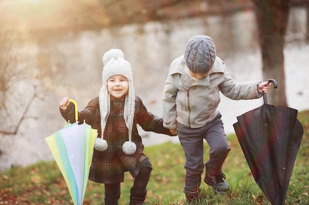 Kinderen lopen in het herfstpark