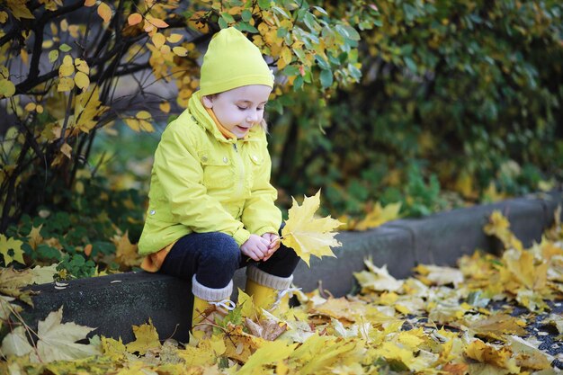 Kinderen lopen in het herfstpark