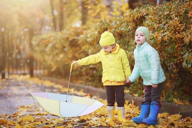 Kinderen lopen in het herfstpark