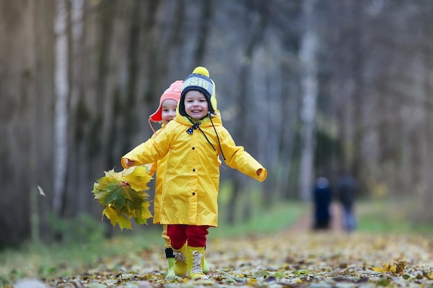 Kinderen lopen in het herfstpark