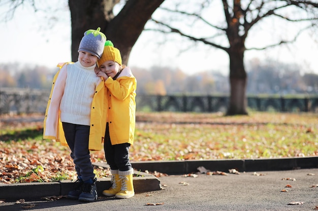 Kinderen lopen in het herfstpark