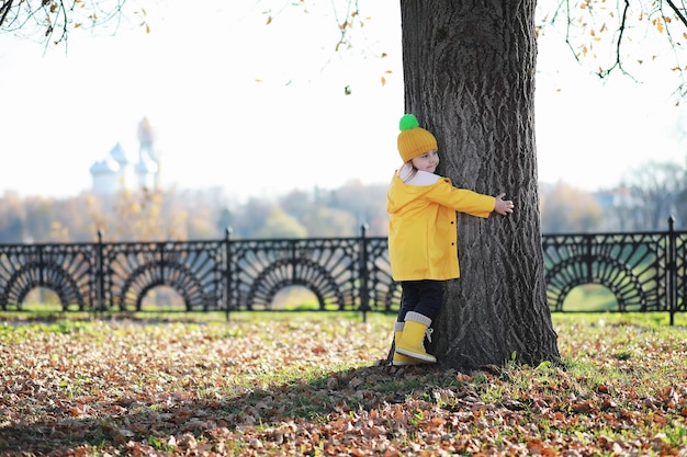 Kinderen lopen in het herfstpark