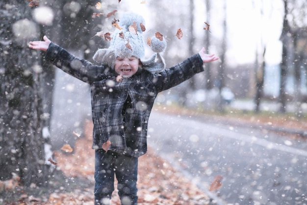 Kinderen lopen in het park eerste sneeuw