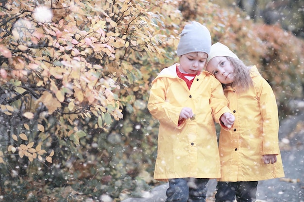 Kinderen lopen in het park eerste sneeuw