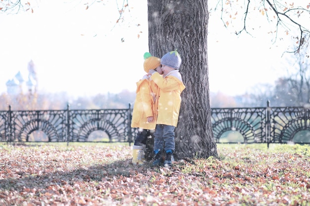 Kinderen lopen in het park eerste sneeuw