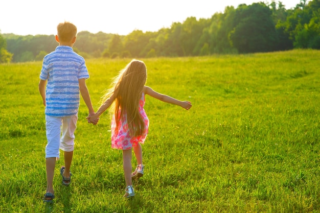 Kinderen lopen op een prachtige zonsondergang.