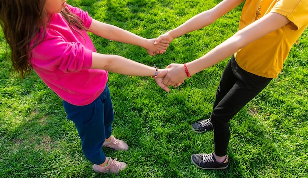 Foto kinderen lopen samen hand in hand selectieve focus