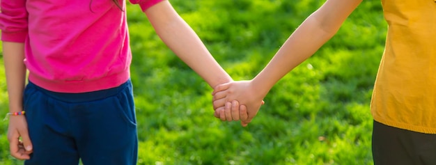Kinderen lopen samen hand in hand Selectieve focus