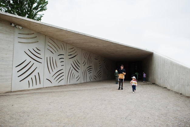 Kinderen lopen tegen modern futuristisch gebouw