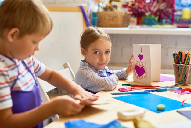 Kinderen maken cadeaubon in kunst en ambachtelijke les