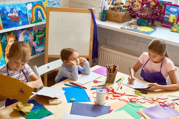 Foto kinderen maken cadeaubonnen op moederdag