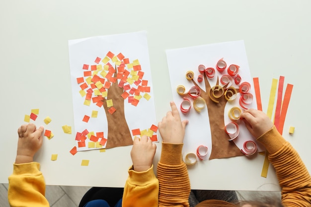 Kinderen maken een applicatie bovenaanzicht close-up handen Herfst masterclass