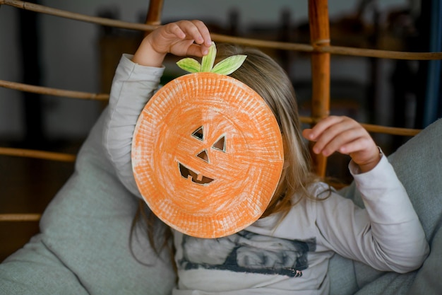 Kinderen maken Halloween-decoraties van gekleurd papier