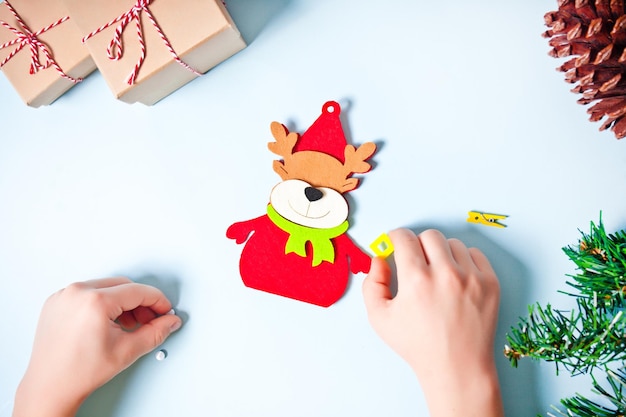 Kinderen maken herten decor voor kerstboom of geschenken Kerst handgemaakt diy project