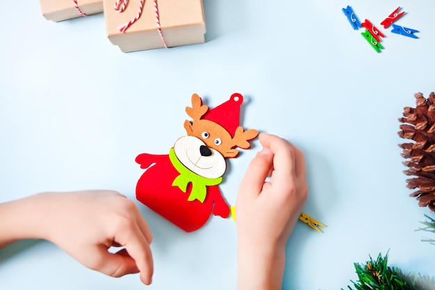 Kinderen maken herten decor voor kerstboom of geschenken kerst handgemaakt diy project