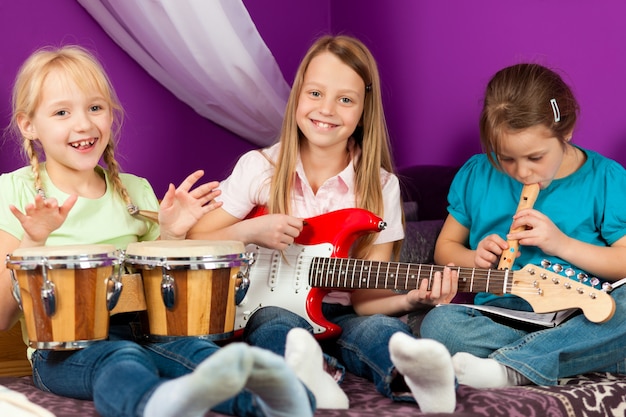 Kinderen maken muziek