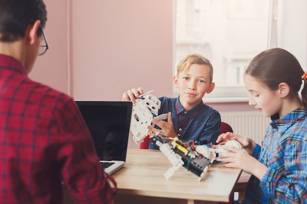 Kinderen maken robots met leraar