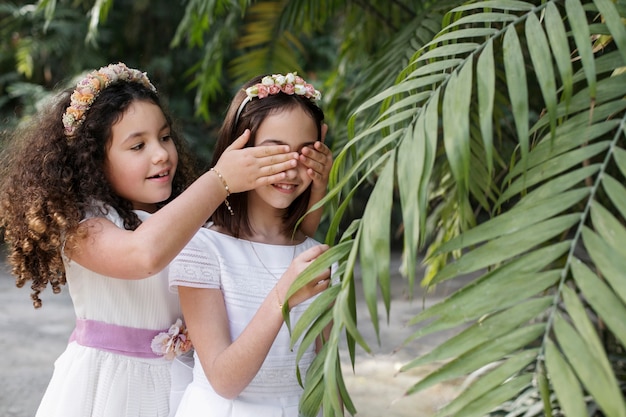 Foto kinderen maken zich klaar voor hun eerste communie