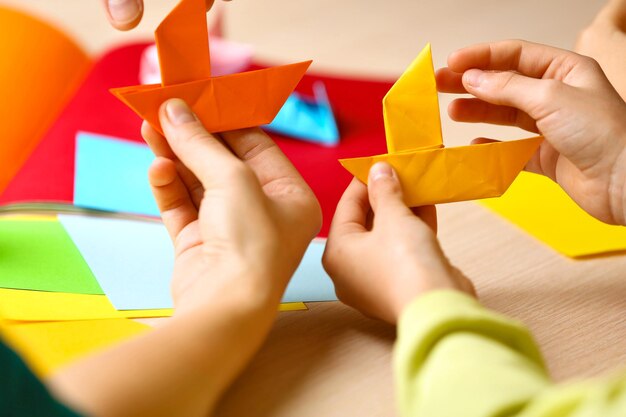 Kinderen maken zwaan met gekleurd papier