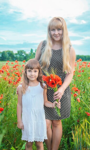 Kinderen meisje in een veld met papavers selectieve focus