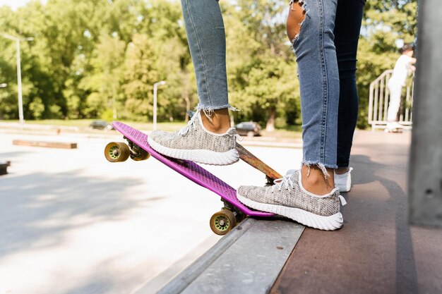 Kinderen meisjes vrienden klaar voor rit op penny board op skateboard park speeltuin Sportuitrusting voor kinderen