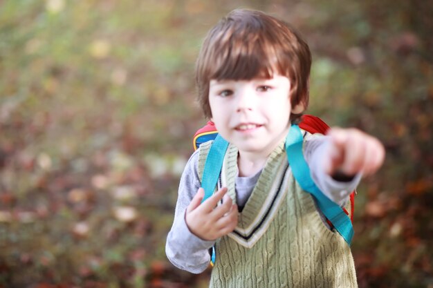 Kinderen met aktetassen voor een wandeling in het park. Schoolpauze. Het begin van de kinderstudies.