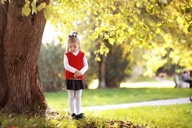 Kinderen met aktetassen voor een wandeling in het park. Schoolpauze. Het begin van de kinderstudies.