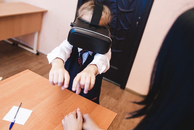 Foto kinderen met een virtual reality-bril zitten op het schoolkantoor