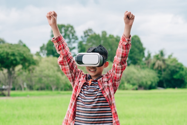 Kinderen met een virtual reality-videobril en vrolijk op een prachtige natuurachtergrond