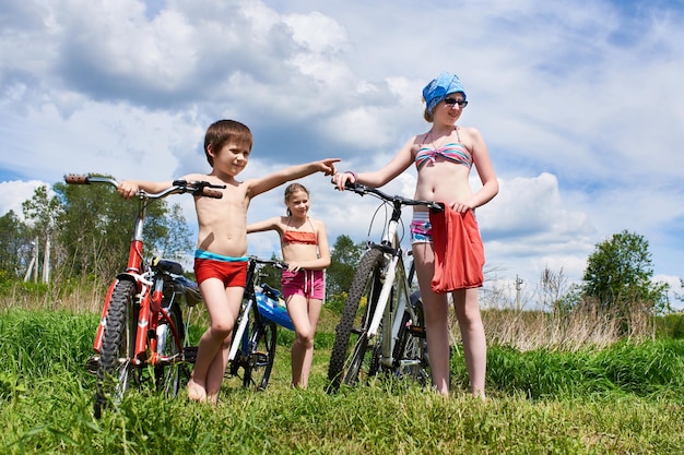 Kinderen met fietsen buiten op zonnige dag