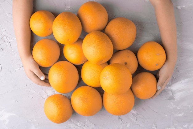 Foto kinderen met handen die sinaasappels vasthouden