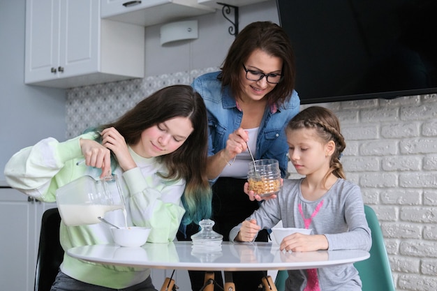 Kinderen met moeder die thuis in keuken eten