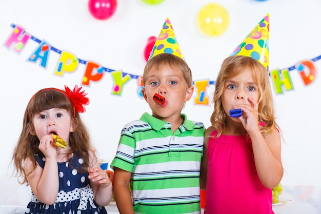 Foto kinderen met verjaardagstaart