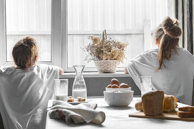 kinderen ontbijten thuis met natuurlijke en gezonde producten