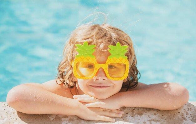 Kinderen ontspannen in de zomeractiviteiten voor kinderen in het zwembad