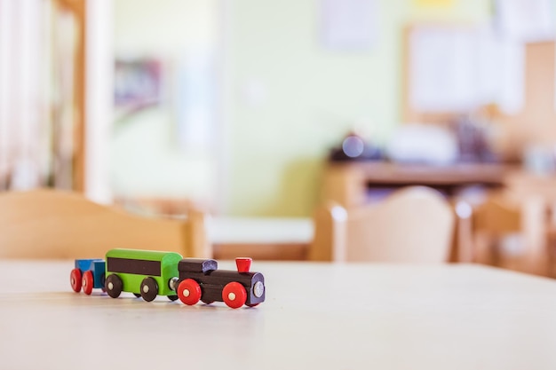 Kinderen ontwikkelingsconcept Close-up van houten speelgoed spoorweg in de kleuterschool
