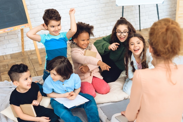 Kinderen op de lagere school zitten in de klas.